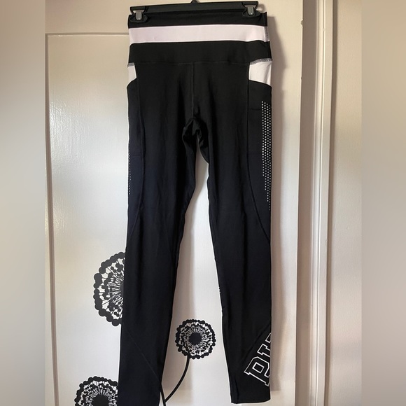 VS PINK Ultimate high-waisted legging in black and white, size s - Picture 2 of 9